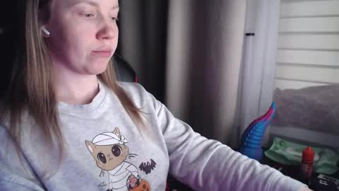 I have new photos come and see with love Molly online show from 16, 12, 2025