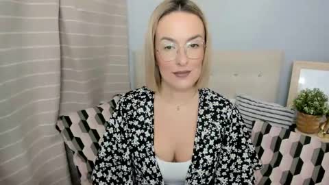 Snapshot of mollycrazy chatting on 13, 11, 2025 MollyCrazy online show from 13, 11, 2025