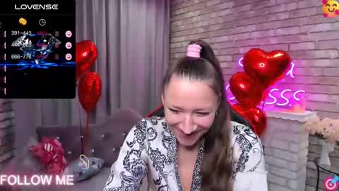 hi im Molly heregreat boobs big heart  warm pussy  online show from 12, 2, 2025