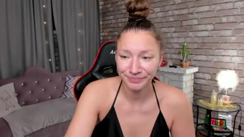 hi im Molly heregreat boobs big heart  warm pussy  online show from 28, 4, 2026