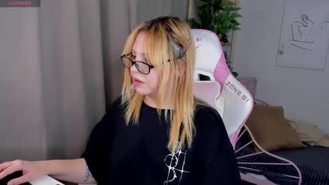 Snapshot of mon1ca_jones chatting on 20, 10, 2025 mon1ca_jones online show from 20, 10, 2025