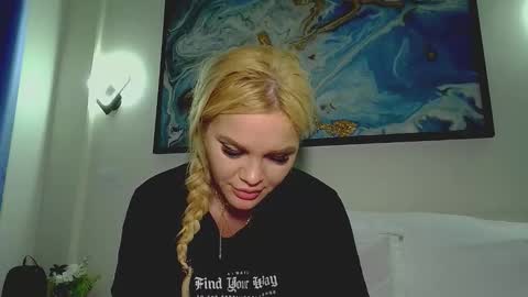 Snapshot of moni_ chatting on 27, 11, 2025 Monica online show from 27, 11, 2025