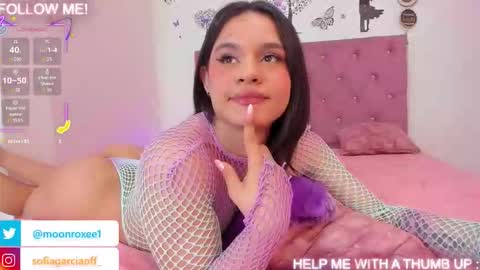 Snapshot of moon_roxee chatting on 16, 10, 2025 moon_roxee online show from 16, 10, 2025