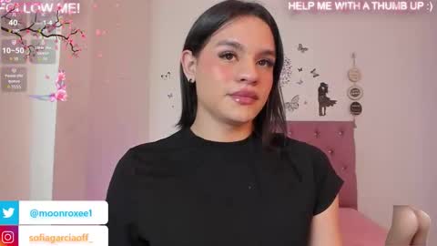 Snapshot of moon_roxee chatting on 11, 11, 2025 moon_roxee online show from 11, 11, 2025