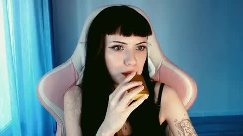 Snapshot of moon_velvet chatting on 7, 5, 2026 sophie online show from 7, 5, 2026