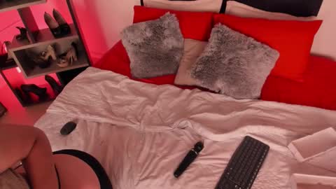 Snapshot of moony_14 chatting on 28, 10, 2025 Michelle online show from 28, 10, 2025