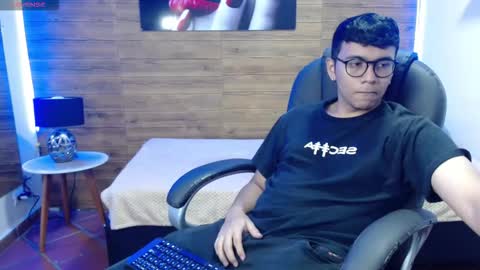 Mou Fly online show from 19, 10, 2025