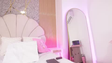 Manuela  online show from 15, 11, 2025