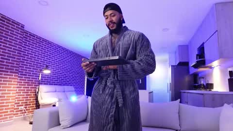 Snapshot of muscle_man19 chatting on 5, 11, 2025 Nick online show from 5, 11, 2025