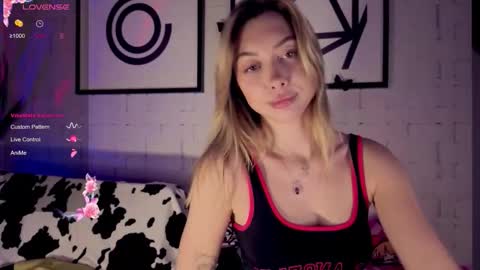 Snapshot of mynameisnikki_ chatting on 27, 11, 2025 mynameisnikki_ online show from 27, 11, 2025