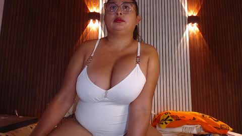 Snapshot of nadiawhite_ chatting on 2, 5, 2026 Nadia online show from 2, 5, 2026