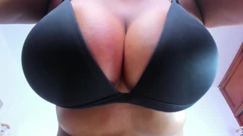 Nahomy online show from 25, 9, 2025