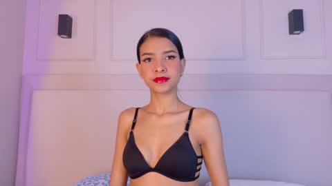 Naomi Klarc online show from 3, 1, 2025