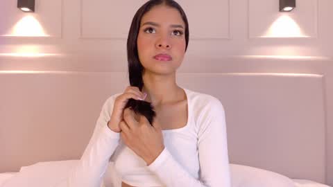 Naomi Klarc online show from 4, 1, 2025