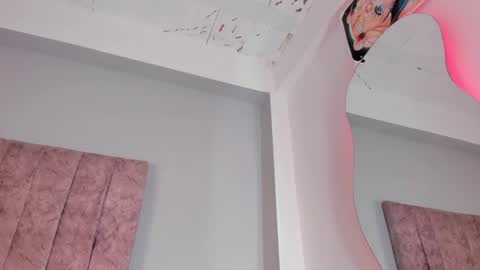 Snapshot of naomisanz_ chatting on 25, 9, 2025 Laura online show from 25, 9, 2025