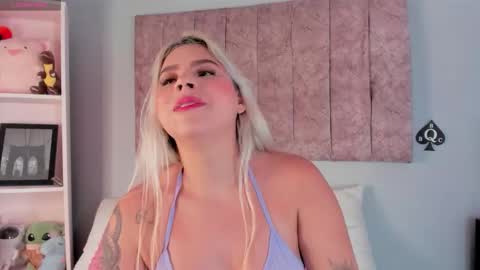 Snapshot of naomisanz_ chatting on 25, 10, 2025 Laura online show from 25, 10, 2025