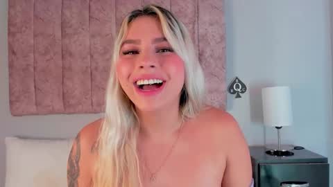 Snapshot of naomisanz_ chatting on 25, 11, 2025 Laura online show from 25, 11, 2025