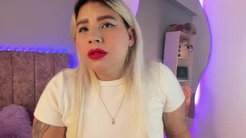 Snapshot of naomisanz_ chatting on 19, 5, 2026 Laura online show from 19, 5, 2026