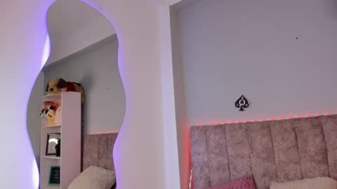 Snapshot of naomisanz_ chatting on 16, 6, 2026 Laura online show from 16, 6, 2026