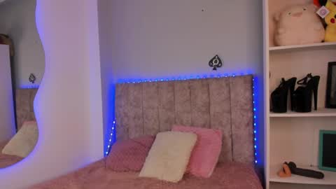 Snapshot of naomisanz_ chatting on 17, 6, 2026 Laura online show from 17, 6, 2026