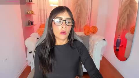 Snapshot of natalia_leon8 chatting on 13, 10, 2025 Natalia Leon online show from 13, 10, 2025