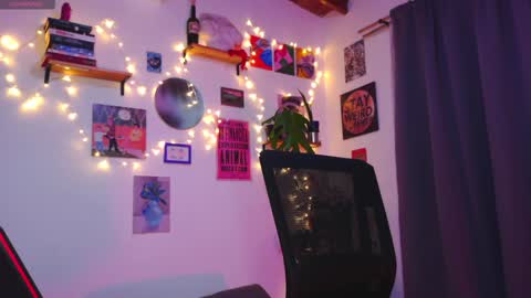 Snapshot of naughty_em_17 chatting on 4, 1, 2025 Em please help me reach 100 thumbs up 3 online show from 4, 1, 2025