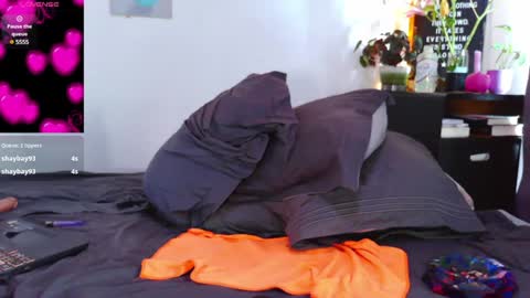 Snapshot of naughty_em_17 chatting on 4, 1, 2025 Em please help me reach 100 thumbs up 3 online show from 4, 1, 2025