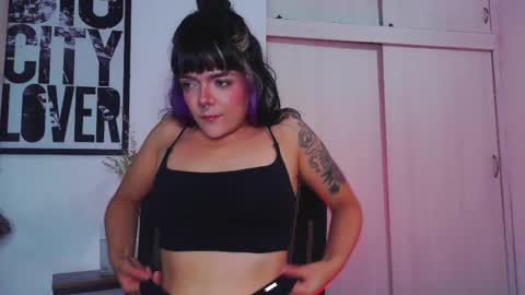 Snapshot of naughty_em_17 chatting on 27, 9, 2025 Em please help me reach 100 thumbs up 3 online show from 27, 9, 2025