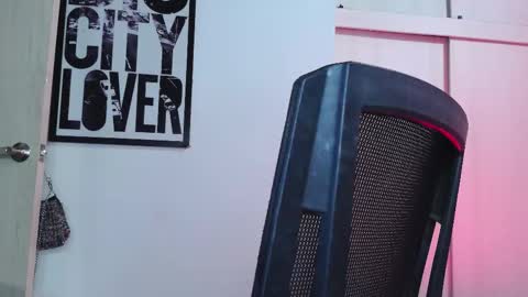 Snapshot of naughty_em_17 chatting on 8, 10, 2025 Em please help me reach 100 thumbs up 3 online show from 8, 10, 2025