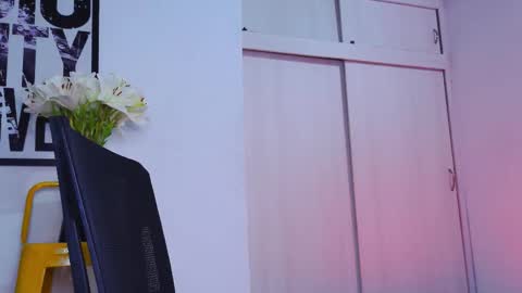 Snapshot of naughty_em_17 chatting on 14, 11, 2025 Em please help me reach 100 thumbs up 3 online show from 14, 11, 2025