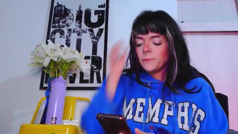 Snapshot of naughty_em_17 chatting on 16, 11, 2025 Em please help me reach 100 thumbs up 3 online show from 16, 11, 2025