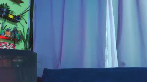 Snapshot of naughty_em_17 chatting on 22, 11, 2025 Em please help me reach 100 thumbs up 3 online show from 22, 11, 2025