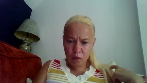 naughtyjennyblondeuk online show from 25, 7, 2026