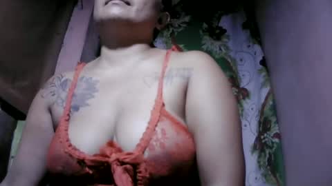 Snapshot of naughtymom_33 chatting on 4, 7, 2026 naughtymom_33 online show from 4, 7, 2026