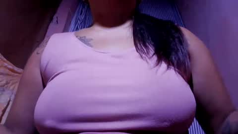 Snapshot of naughtymom_33 chatting on 27, 7, 2026 naughtymom_33 online show from 27, 7, 2026