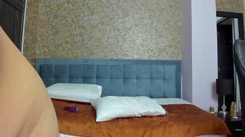 neith_xue online show from 17, 12, 2024
