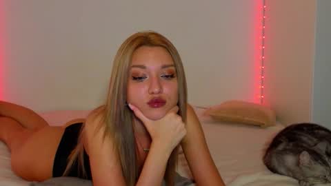 Snapshot of nessarosse chatting on 14, 11, 2025 Nessa online show from 14, 11, 2025