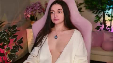 Nicole Online at about after 1000  6  UK time or 900  - 500  UK time it approximate time interval online show from 9, 10, 2025