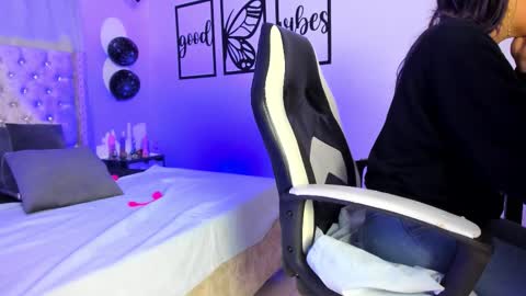 Snapshot of nicolee_millerr chatting on 12, 11, 2025 nicolee millerr online show from 12, 11, 2025