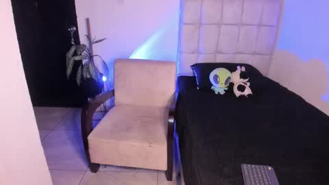 Nicol independent model online show from 20, 2, 2026