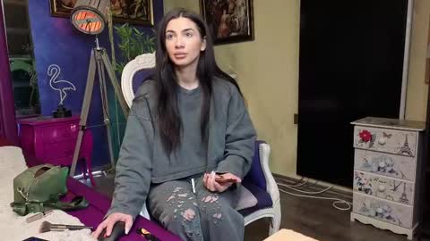 Nicolle online show from 26, 2, 2025