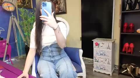 Nicolle online show from 4, 3, 2025