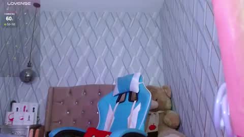 Nicolle Miley online show from 25, 2, 2025