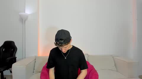 Nicolas Mucci online show from 28, 2, 2025