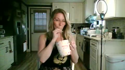 nikkib653466 online show from 10, 4, 2026