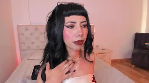 Nina Fox  online show from 24, 4, 2026