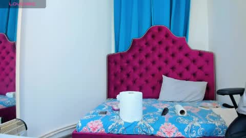 nina dee online show from 25, 4, 2026