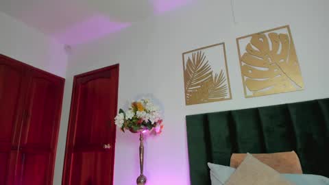 Nora Da Silva online show from 25, 2, 2025