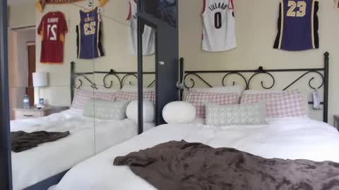 Nick and Tiffany online show from 6, 10, 2025