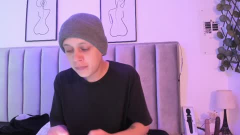 Sara Help me reach 1000 followers online show from 13, 4, 2026